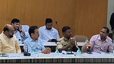भाऊ, हे दारूचे हप्ते घेतात, भर बैठकीत पालकमंत्र्यांसमोर आमदाराची तक्रार