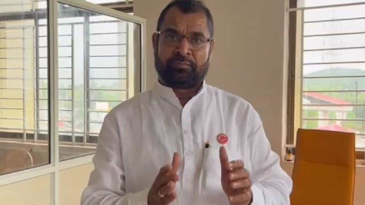 Sadabhau Khot : ... तेव्हा ते काय गांजा ओढत होते का? गोटया खेळत होते का? सदाभाऊ खोत यांच्या कुणावर रोख? Sadabhau Khot : ... तेव्हा ते काय गांजा ओढत होते का? गोटया खेळत होते का? सदाभाऊ खोत यांच्या कुणावर रोख?