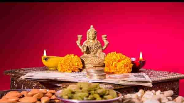 Vastu Tips : गर्भश्रीमंत व्यक्तीच्या घरी अवश्य असतात या चार वस्तू, पैसा होतो चुंबकासारखा आकर्षित