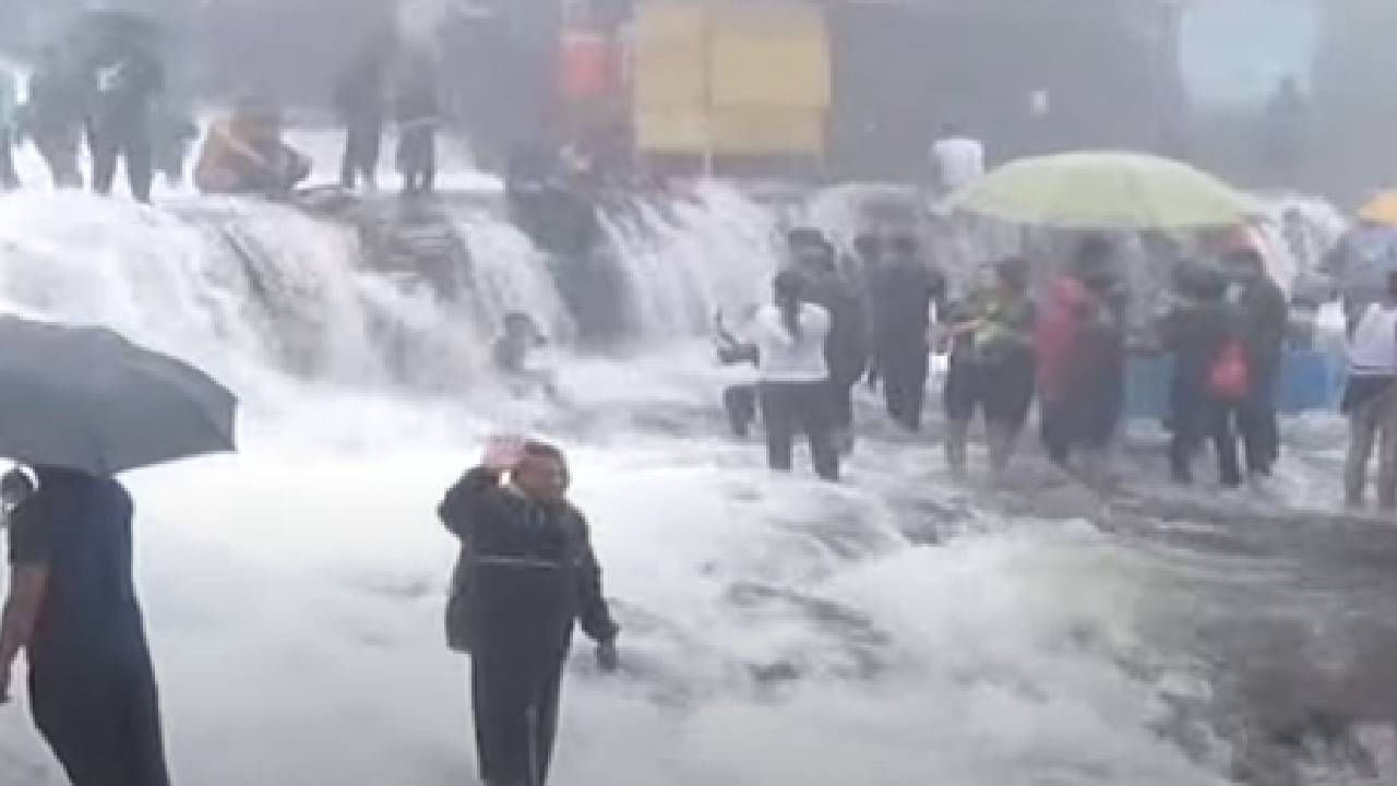 लोणावळ्यातील भुशी डॅम ओव्हरफ्लो,आनंद घेण्यासाठी पर्यटकांची गर्दी