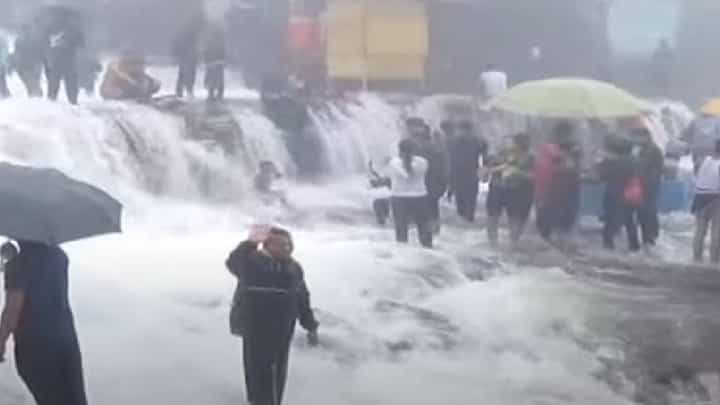 लोणावळ्यातील भुशी डॅम ओव्हरफ्लो,आनंद घेण्यासाठी पर्यटकांची गर्दी लोणावळ्यातील भुशी डॅम ओव्हरफ्लो,आनंद घेण्यासाठी पर्यटकांची गर्दी