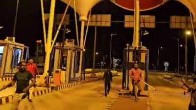 अमित ठाकरे यांचा ताफा अडवल्याने टोल नाकाच फोडला; पोलिसांची मोठी कारवाई!