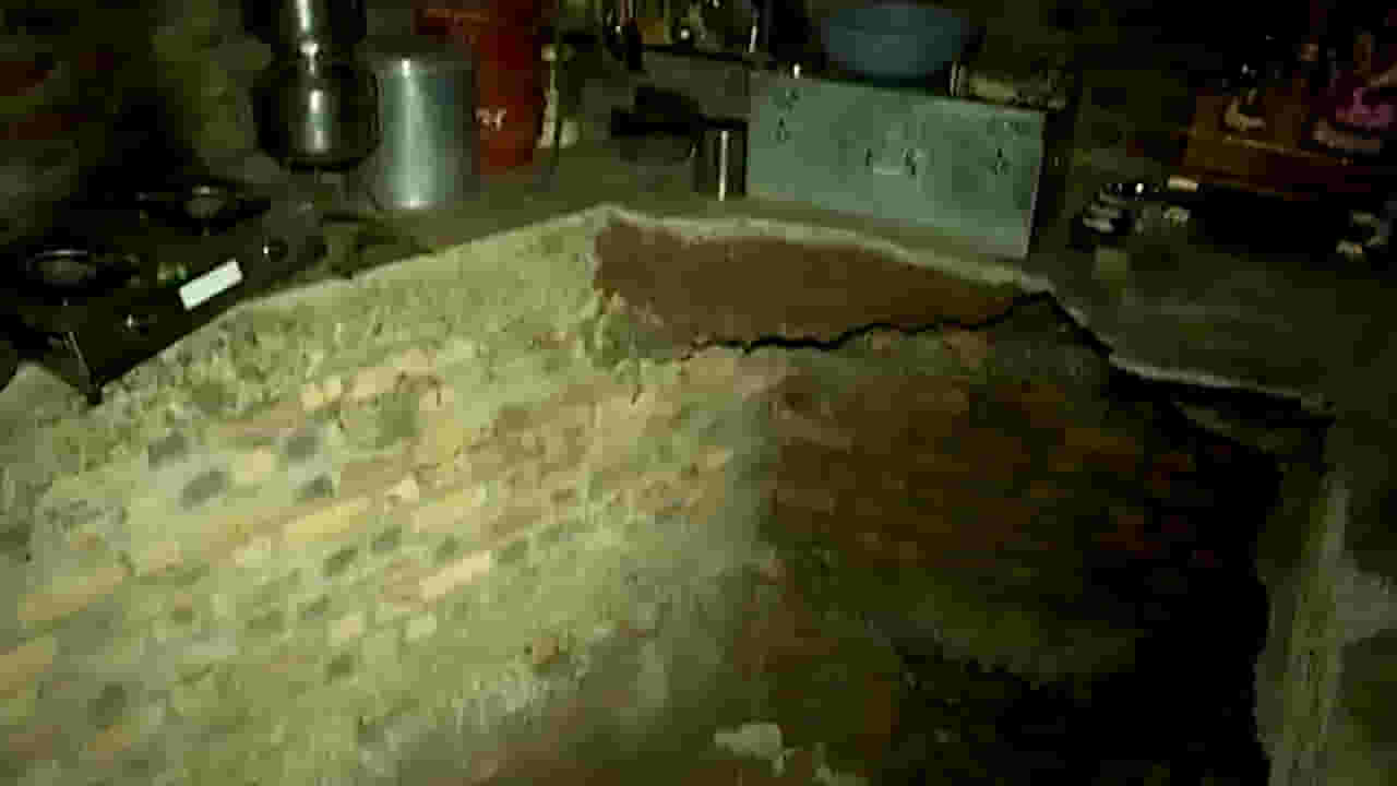 पावसाचा हाहाकार; पुरामुळे पडलेल्या खड्ड्यात पडले संपूर्ण परिवार, शेजाऱ्यां वाचवले पावसाचा हाहाकार; पुरामुळे पडलेल्या खड्ड्यात पडले संपूर्ण परिवार, शेजाऱ्यां वाचवले