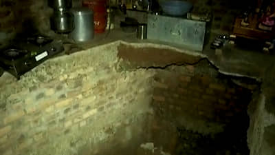 पावसाचा हाहाकार; पुरामुळे पडलेल्या खड्ड्यात पडले संपूर्ण परिवार, शेजाऱ्यां वाचवले