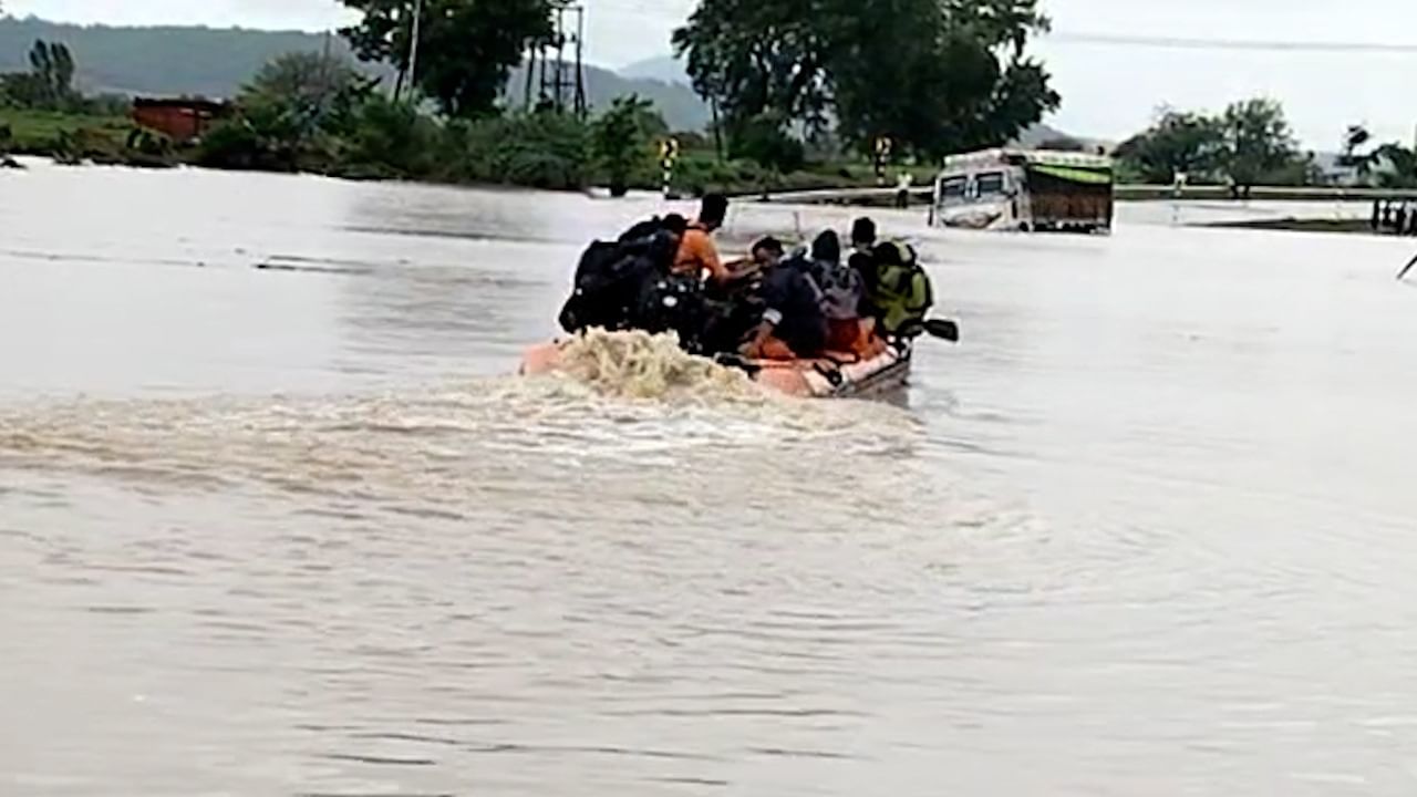 यवतमाळ जिल्ह्यात सर्वत्र मुसळधार पाऊस झाला. या पावसामुळे तब्बल ४२ वर्षांचा विक्रम मोडला गेला. यवतमाळ जिल्ह्यातील गावांना पाण्याचा वेढा पडला. गावातील लोकांना वाचवण्यासाठी  हेलिकॉप्टरने रेस्क्यू करण्यात आले.