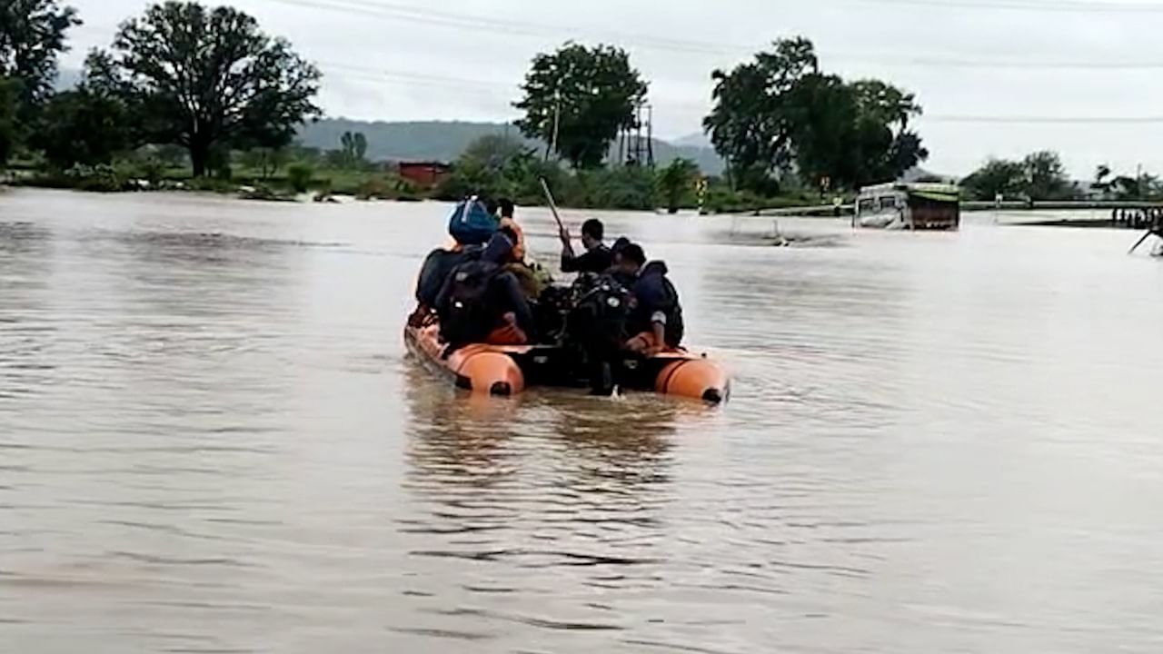 यवतमाळचे पालकमंत्री संजय राठोड आणि मदत आणि पुनर्वसन मंत्री अनिल पाटील शिवालय या ठिकाणी पोहचले. त्यांनी यवतमाळ शहरातील रेस्क्यू केलेल्या लोकांशी संवाद साधत सर्व मदतीचे आश्वासन दिले. 