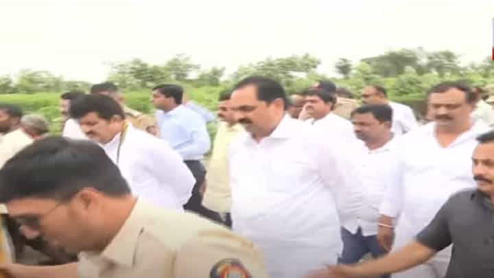 यवतमाळमध्ये पूरग्रस्त नागरिकांनी अडवला मंत्र्यांचा ताफा; केली 'ही' मागणी यवतमाळमध्ये पूरग्रस्त नागरिकांनी अडवला मंत्र्यांचा ताफा; केली 'ही' मागणी