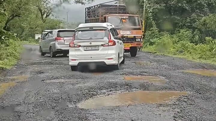 वैभववाडी करूळ मार्गाला खड्ड्यांची दृष्ट; रस्त्यात खड्डे की खड्ड्यात रस्त्यांमुळे वाहनचालकांची करत वैभववाडी करूळ मार्गाला खड्ड्यांची दृष्ट; रस्त्यात खड्डे की खड्ड्यात रस्त्यांमुळे वाहनचालकांची करत