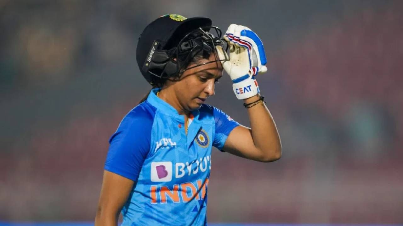 Harmanpreet Kaur | अगं हे काय केलं? नाराज हरमनप्रीत कौरची मैदानात धक्कादायक कृती, VIDEO व्हायरल