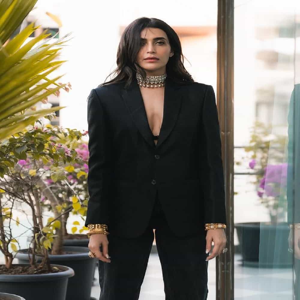 अभिनेत्री करिश्मा तन्ना (Karishma Tanna) हिने स्वतःला छोट्या पडद्यापर्यंत मर्यादित न ठेवता मोठ्या पडद्यावर देखील महत्त्वाची भूमिका बजावत चाहत्यांचं मनोरंजन केलं.