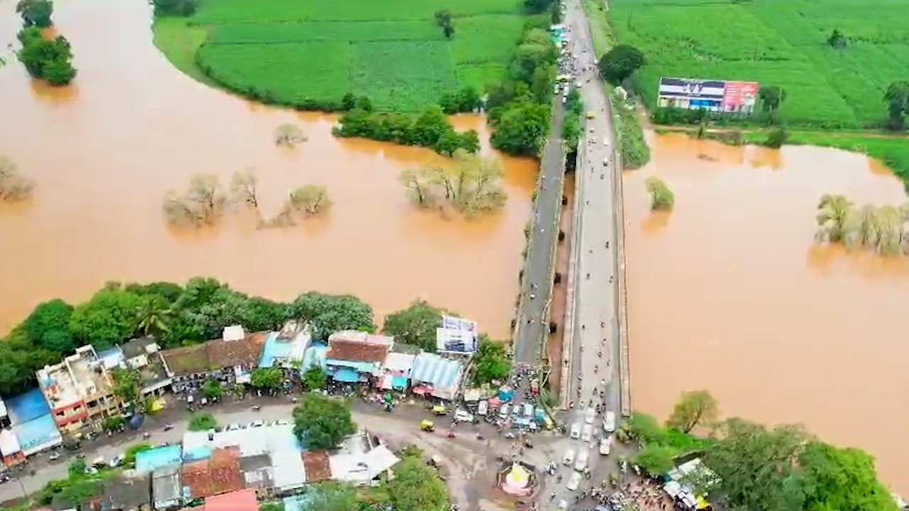 39 फुटांवर पंचगंगा नदीची इशारा पातळी आहे. पंचगंगा नदी इशारा पातळीवर पोहोचायला अवघा दीड फूट कमी आहे. 