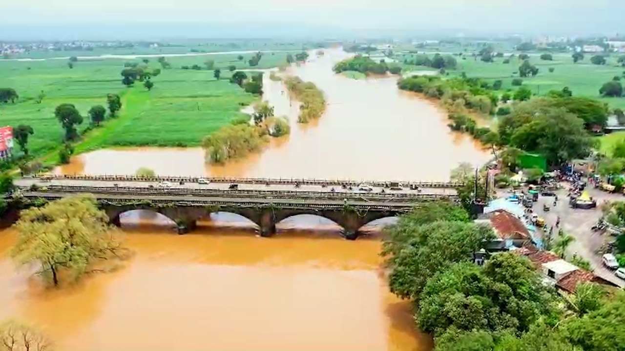 कोल्हापूर जिल्ह्यात पावसाचा जोर पुन्हा वाढला आहे. धरण क्षेत्रासह शहर परिसरातही जोरदार पाऊस होतोय. 