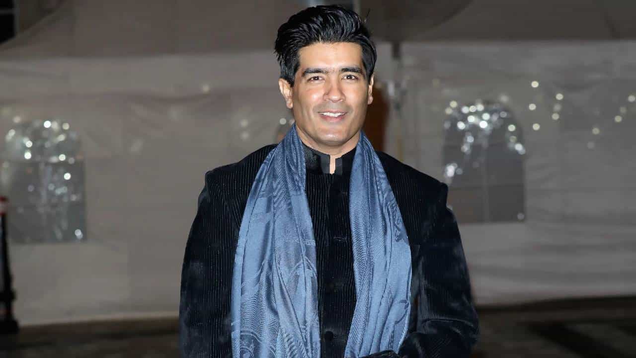 डिझायनर मनीष मल्होत्रा हे सध्या जोरदार चर्चेत आहेत. विशेष म्हणजे मनीष मल्होत्रा हे दिग्गज अभिनेत्री मीना कुमारी यांच्यावर बायोपिक तयार करणार असल्याची जोरदार चर्चा ही रंगताना दिसली.
