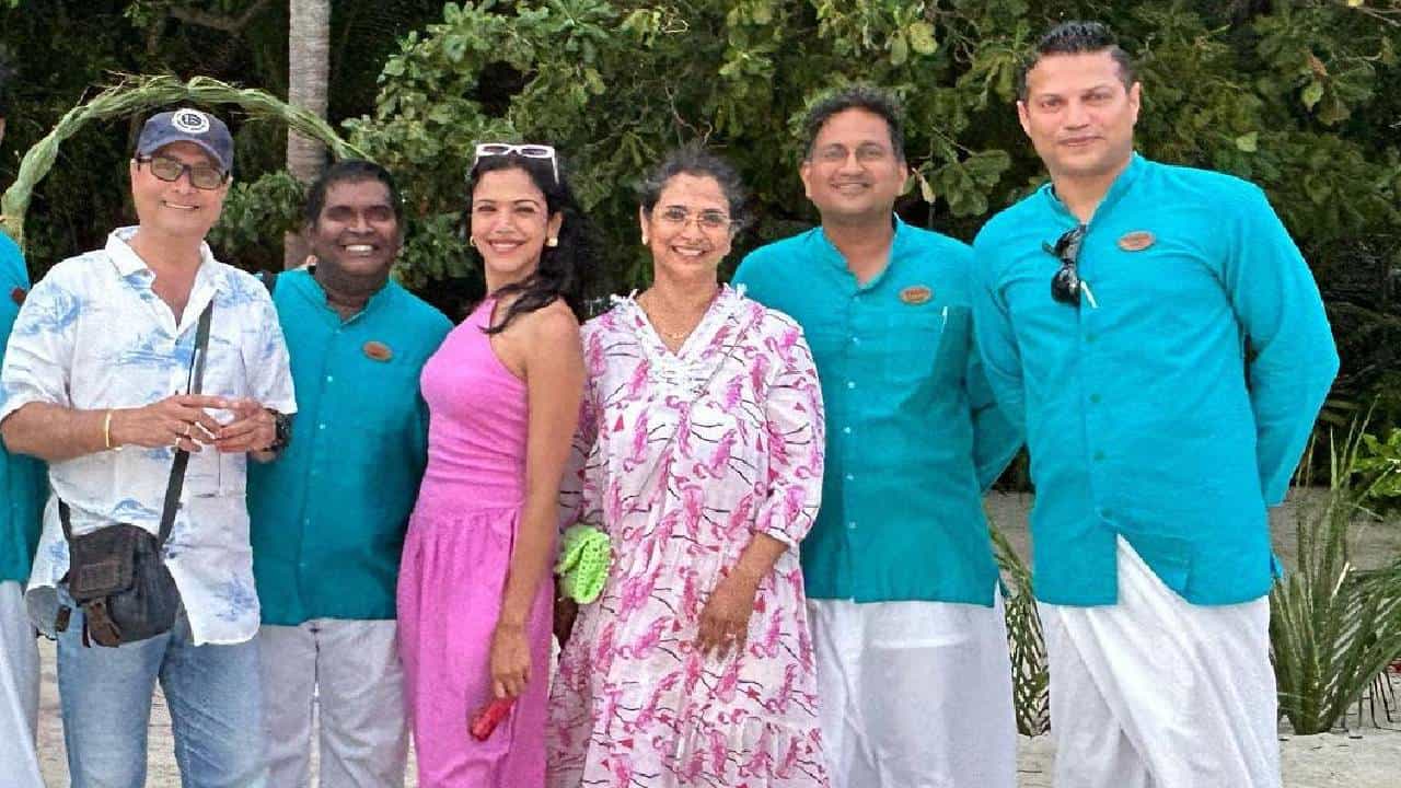 अभिनेत्री श्रिया पिळगावकरने आई सुप्रिया आणि वडील सचिन यांच्यासोबत मालदीवमध्ये सुट्ट्यांचा मनसोक्त आनंद लुटला. या व्हेकेशनचे फोटो ती सतत सोशल मीडियावर शेअर करतोय. आता सुप्रिया पिळगावकर यांनीसुद्धा या खास व्हेकेशनचे फोटो पोस्ट केले आहेत.