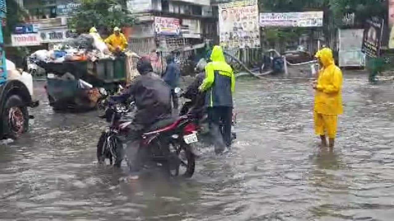 पावसाची विश्रांती, पण ४०० घरांमध्ये अद्याप पाणी, रहिवाशांचा आरोप काय?