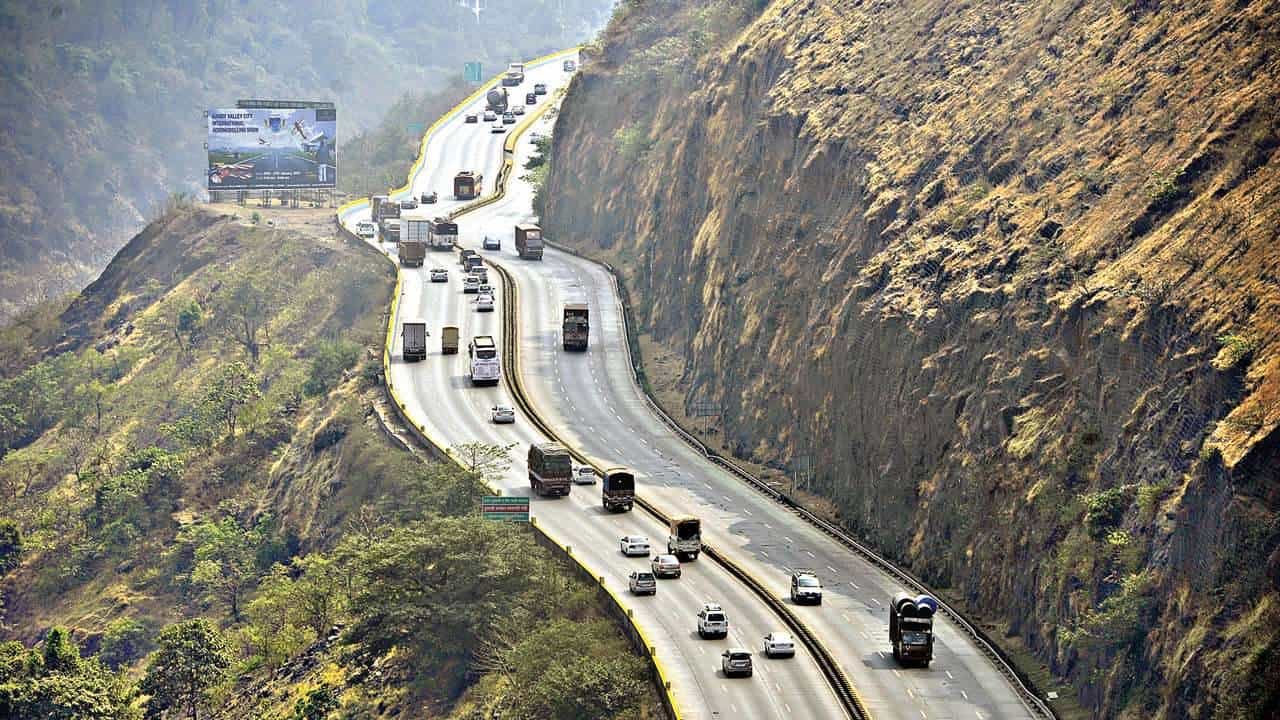 मुंबईला जाताय तर ही बातमी खास आपल्यासाठी, गाडीला स्टाटर मारण्याआधी पाहा काय झालं मुंबई-पुणे महामार्गावर?