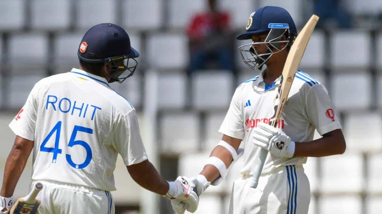 भारताचा वेस्ट इंडिज दौरा टेस्ट क्रिकेटमध्ये टीम इंडियासाठी एका नव्या युगाच्या सुरुवातीसारखा आहे. खासकरुन ओपनिग जोडीमध्ये बदल झालाय. कॅप्टन रोहित शर्मासोबत युवा फलंदाज यशस्वी जैस्वाल दमदार बॅटिंग करतोय. दुसऱ्या टेस्टमध्ये या दोघांनी अशी काही फलंदाजी केली की, इंग्लंडच बेजबॉल स्टाइलच क्रिकेटही फेल झालं.
