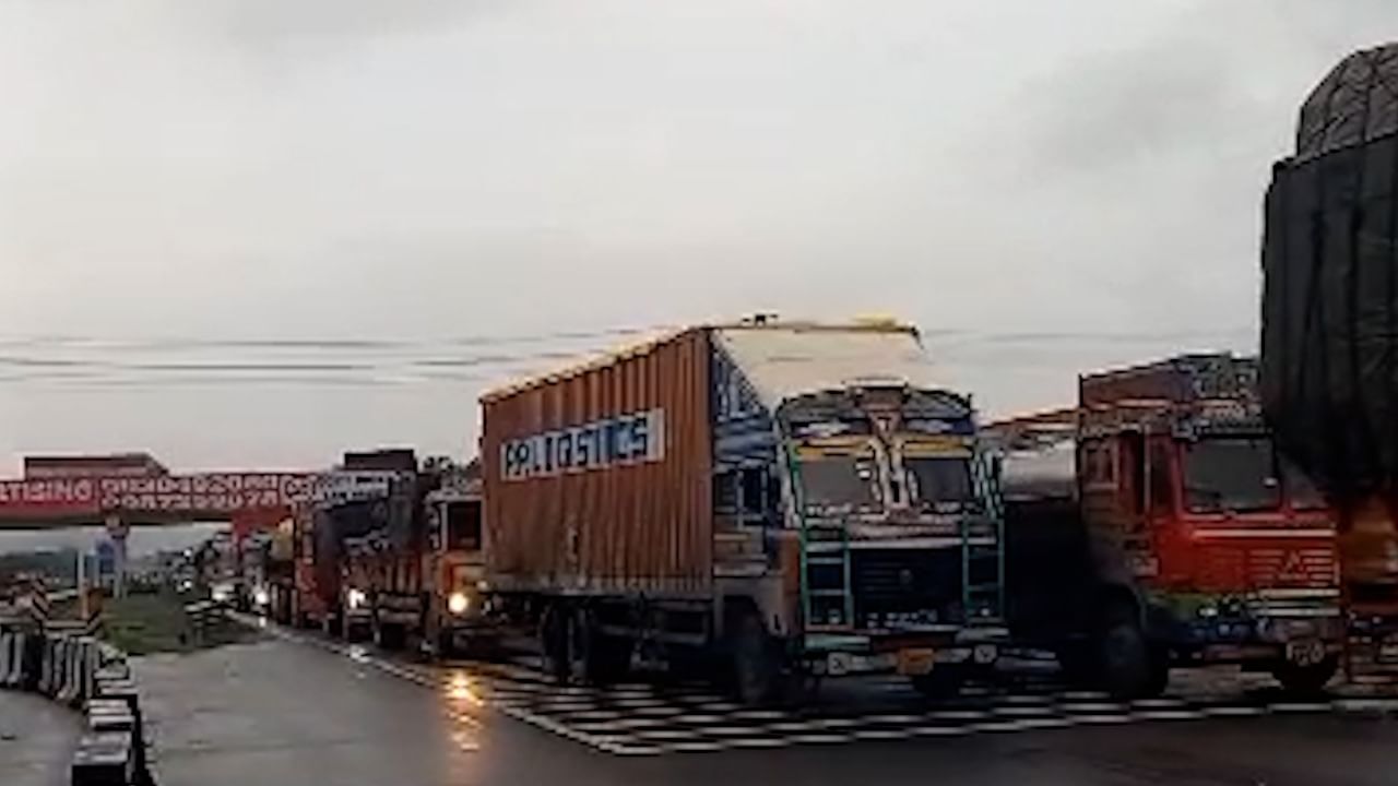 पुणे-मुंबई द्रुतगती मार्गावर दरड कोसळली, वाहतुकीवर झाला परिणाम पुणे-मुंबई द्रुतगती मार्गावर दरड कोसळली, वाहतुकीवर झाला परिणाम