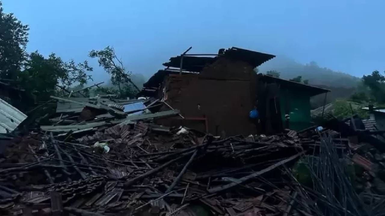 इर्शाळवाडीच्या 43 दुर्घटनाग्रस्त कुटूंबियांना तात्पुरत्या निवारा केंद्रात हलवलं; दुर्घटनाग्रस्त लोकांना मदतीचा हात