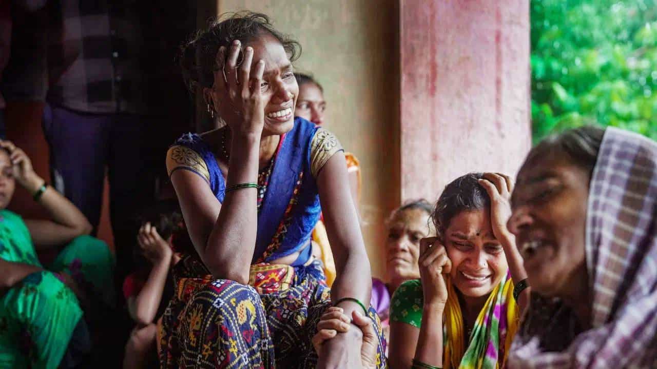 उरल्या फक्त आठवणी... आता ते कधीच भेटणार नाहीत; आजपासून इर्शाळगडावरील शोधकार्य बंद