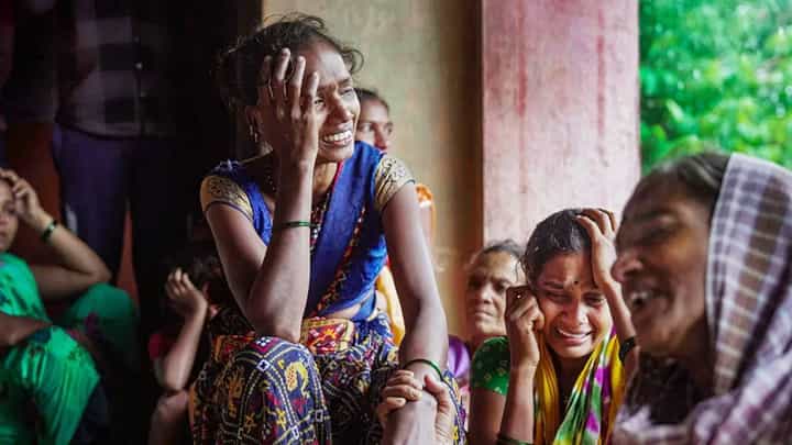 इर्शाळवाडी ग्रामस्थांचे लवकरच स्थलांतर होणार; 'या' गावात बांधून देणार पक्की घरं इर्शाळवाडी ग्रामस्थांचे लवकरच स्थलांतर होणार; 'या' गावात बांधून देणार पक्की घरं