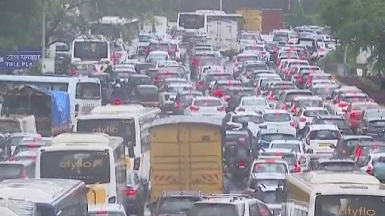 ठाणेकरांनो, घरातून बाहेर पडताना जपून, पूर्व द्रुतगती मार्गावर वाहतुकीची प्रचंड कोंडी; 3 किलोमीटरपर्यंत वाहनांच्या रांगाच रांगा ठाणेकरांनो, घरातून बाहेर पडताना जपून, पूर्व द्रुतगती मार्गावर वाहतुकीची प्रचंड कोंडी; 3 किलोमीटरपर्यंत वाहनांच्या रांगाच रांगा