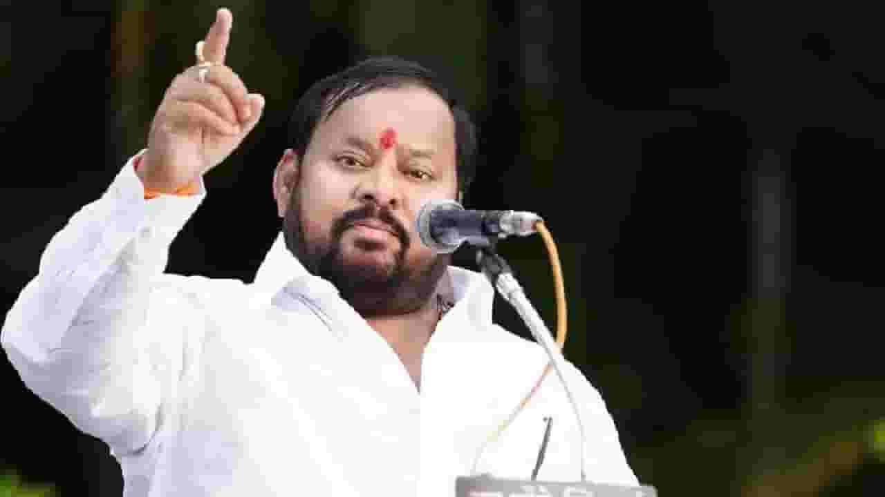 मी काँग्रेसमध्ये होतो, मात्र भाजप-सेनेच्या विचारांना भारावून ..., शहाजीबापू पाटील यांचा गौप्यस्फोट मी काँग्रेसमध्ये होतो, मात्र भाजप-सेनेच्या विचारांना भारावून ..., शहाजीबापू पाटील यांचा गौप्यस्फोट