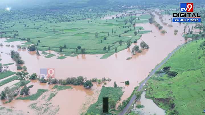 पुराच्या पाण्याचा वाहतुकीला अटकावं; रस्त्यावर पाणीच पाणी; पाहा पुराच्या पाण्याची ड्रोन दृश्य पुराच्या पाण्याचा वाहतुकीला अटकावं; रस्त्यावर पाणीच पाणी; पाहा पुराच्या पाण्याची ड्रोन दृश्य