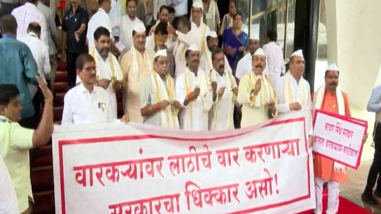 हातात टाळ, डोक्यावर टोपी; वारकरी वेशात विधानभवनाच्या पाऱ्यांवर विरोधकांचं आंदोलन!