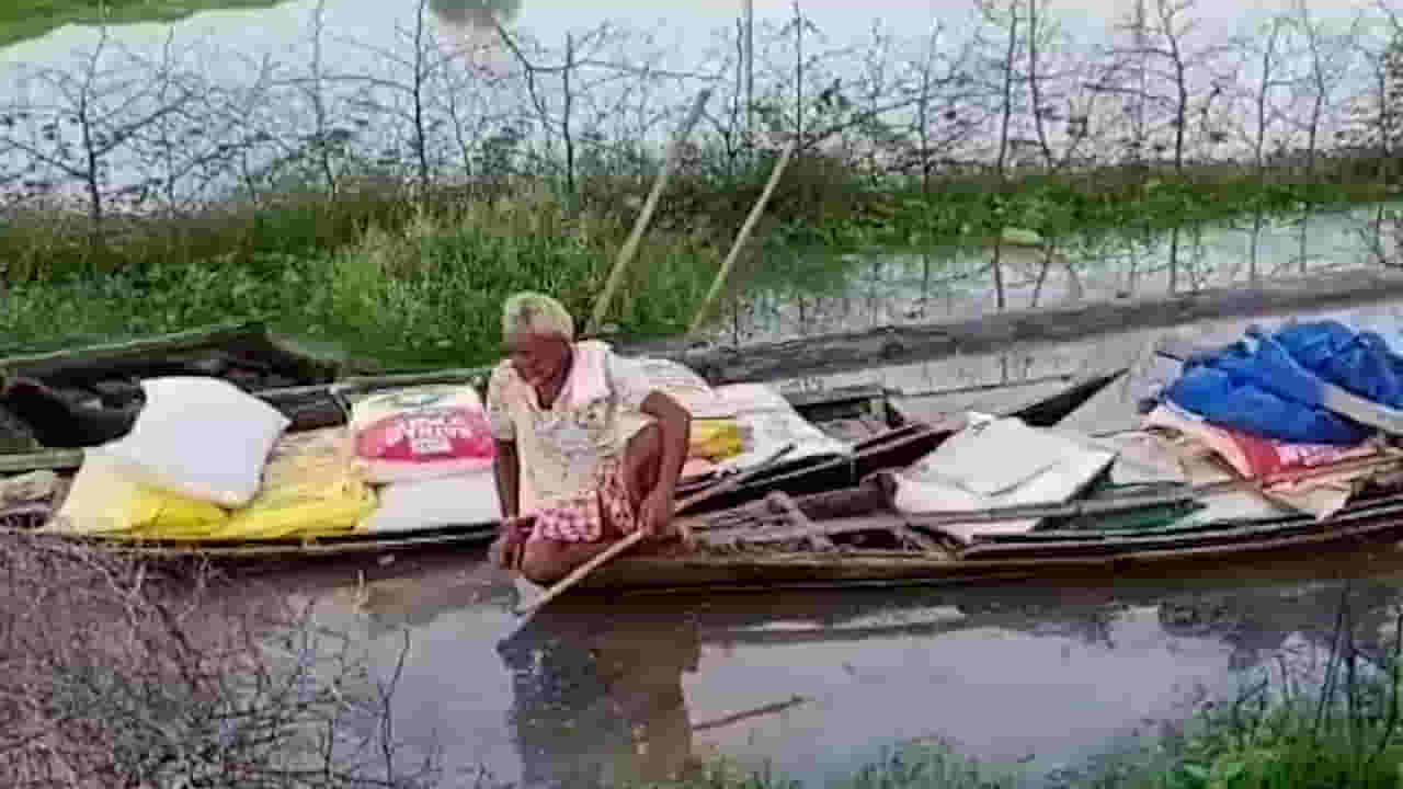 सरकार आणि प्रशासनाची कुंभकरणाची झोप; पुरात बळीराजाचा जीवघेणा प्रवास सुरू, कुठं घडतयं असं?