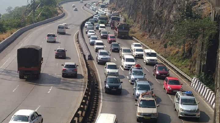 मुंबई-पुणे एक्स्प्रेस वेवर असाल तर महत्वाची बातमी; प्रवासा दरम्यान खाणं आणि पिण्यासाठी पाणी सोबत घ्याच मुंबई-पुणे एक्स्प्रेस वेवर असाल तर महत्वाची बातमी; प्रवासा दरम्यान खाणं आणि पिण्यासाठी पाणी सोबत घ्याच
