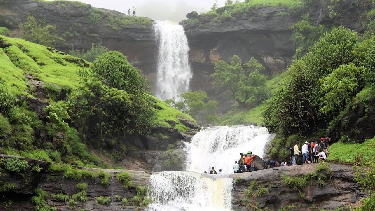 भावली धबधब्यावर पर्यटकांची गर्दी, कोसळणाऱ्या धबधब्याने बहरलं निसर्ग सौंदर्य