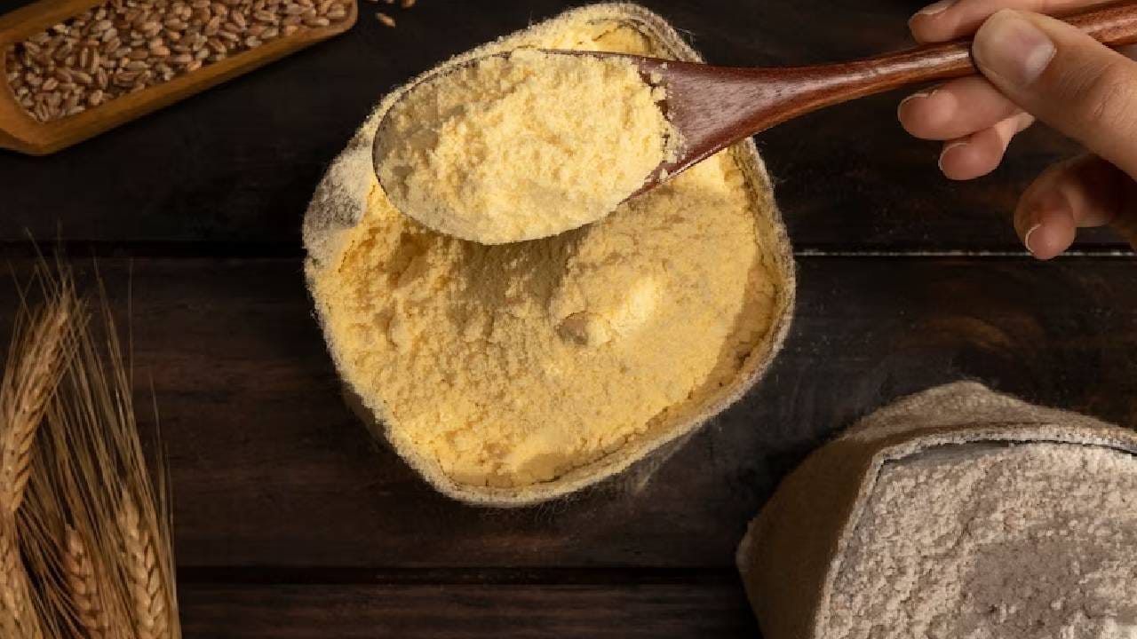 नकोसे केस हटवण्यासाठी बेसन आणि दही हा देखील उत्तम मार्ग ठरतो. त्यासाठी एका वाटीत थोडं बेसन घेऊन त्यात दही घाला व मिश्रण एकजीव करा. नंतर त्यात चिमुटभर हळदही घाला. तार केलेली ही पेस्ट चेहऱ्यावर जिथे अतिरिक्त केस आहेत, तिथे लावून थोडा वेळ वाळू द्या. पेस्ट अर्धी वाळल्यानंतर ती स्क्रब करून चेहऱ्यावरून काढा आणि साध्या पाण्याने चेहरा धुवा. 