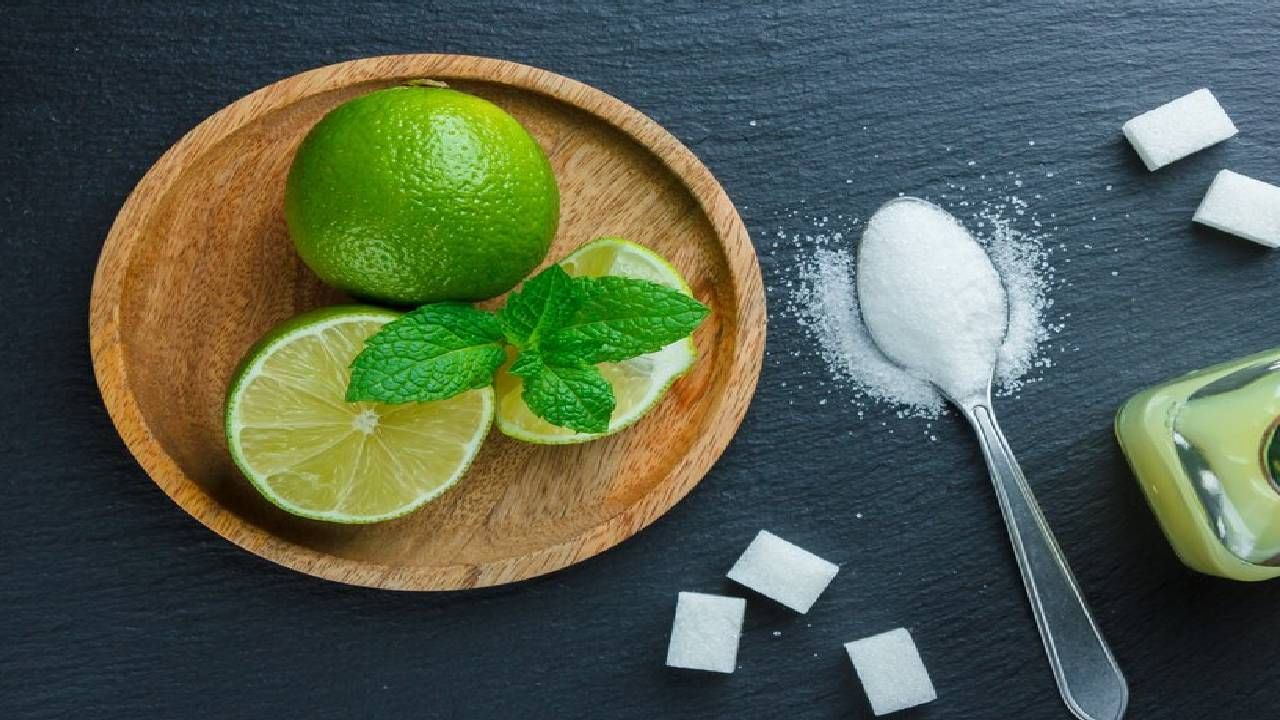 चेहऱ्यावरील अतिरिक्त केसांपासून मुक्त होण्यासाठी तुम्ही साखर आणि लिंबू यांचे मिश्रण देखील वापरू शकता. त्यासाठी एका वाटीत थोडी साखर घ्या आणि त्यात लिंबाचा रस व थोडं पाणी मिसळा. हे नीट एकत्र करून चेहऱ्यावर लावून पाच ते सात मिनिटे स्क्रब करा. वाळल्यानंतर चेहरा स्वच्छ धुवा. याने अतिरिक्त केस निघण्यास मदत होईल. 