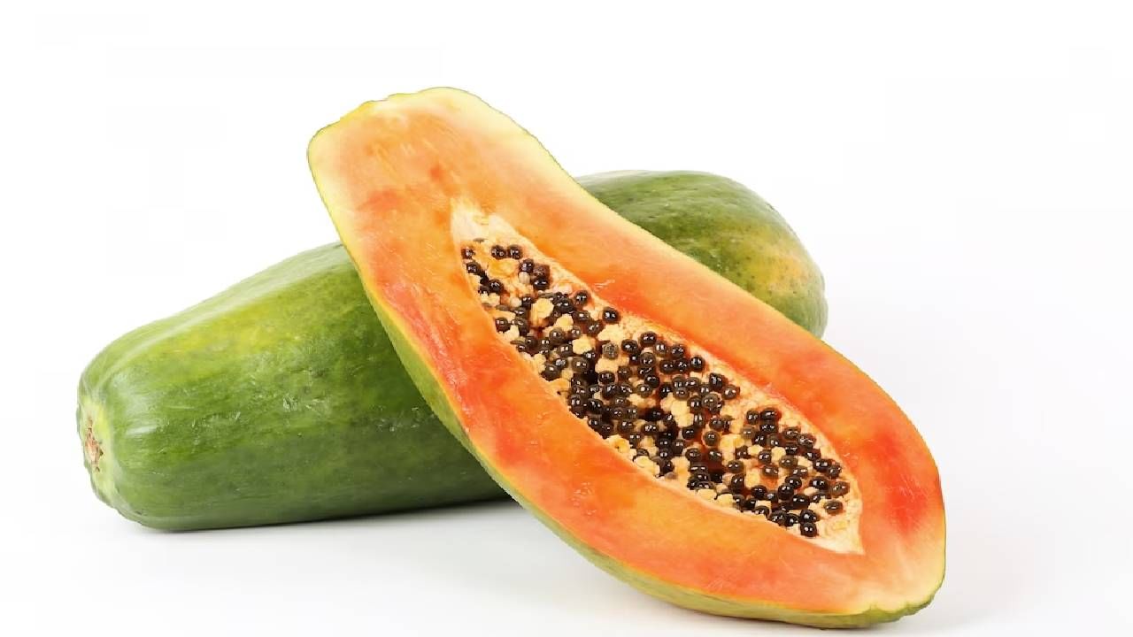 चेहऱ्यावरील नको असलेले केस काढण्यासाठी तुम्ही पपईचा वापर करू शकता. यासाठी पिकलेली पपई मॅश करून त्यात थोडासा मध किंवा दूध मिसळून पेस्ट तयार करावी. ही पेस्ट चेहऱ्यावर अतिरिक्त केस असलेल्या भागावर लावा आणि वाळल्यानंतर चेहरा साध्या पाण्याने स्वच्छ धुवा. नियमित वापराने फरक दिसून येईल.