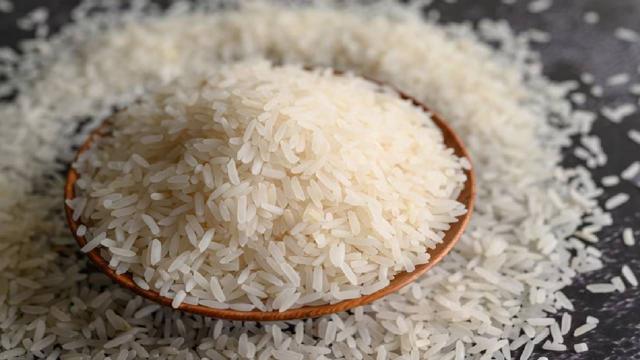 चेहऱ्यावर जिथे अतिरिक्त किंवा नको असलेले केस असतील ते काढण्यासाठी तुम्ही तांदळाच्या पिठाचाही वापर करू शकता. यासाठी तांदळाच्या पिठात थोडे गुलाबजल मिसळून त्याची स्मूथ पेस्ट बनवा. यानंतर ही पेस्ट चेहऱ्यावर लावा आणि काही मिनिटे स्क्रब करा. त्यानंतर पाण्याने चेहरा धुवून टाका. 