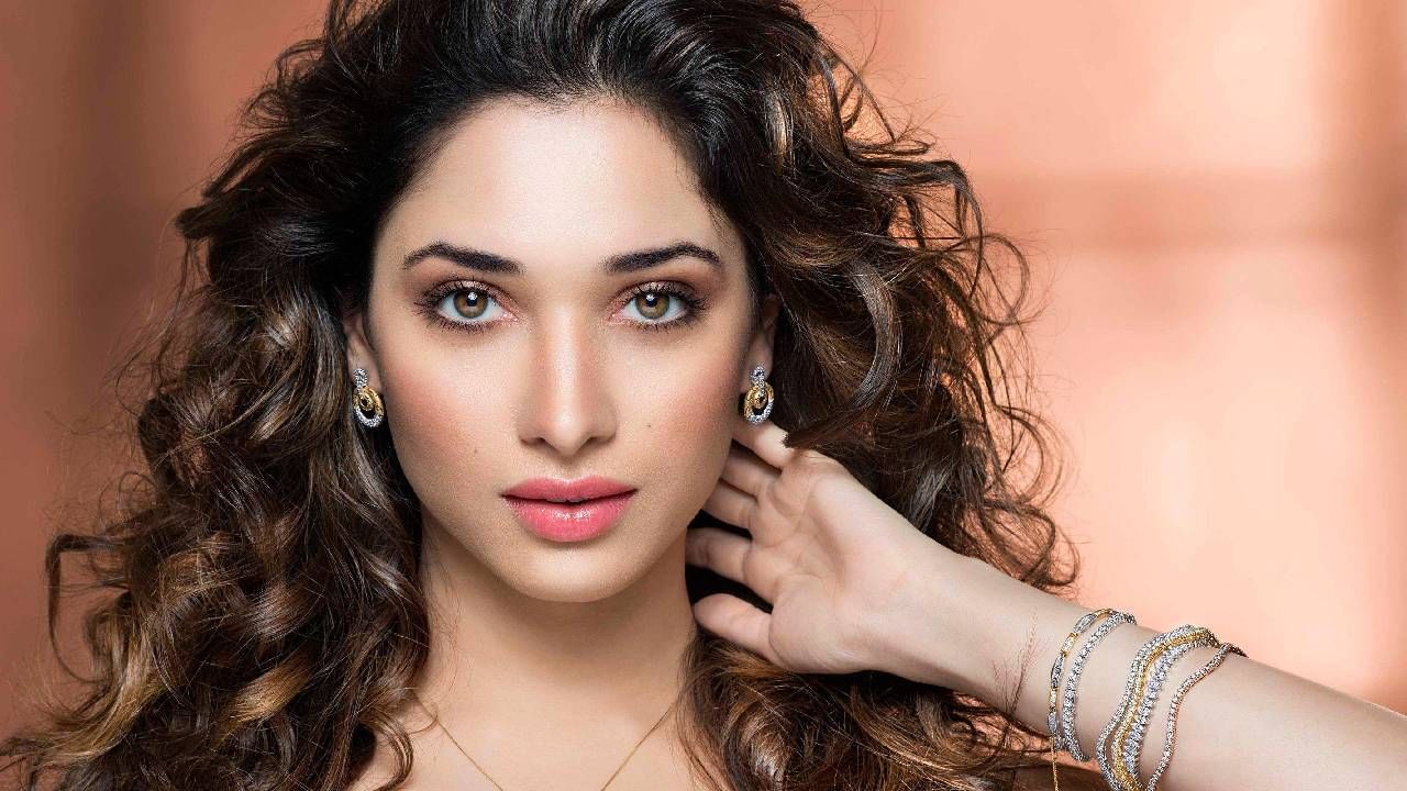 हा हिरा तमन्ना भाटिया हिच्या अंगठीमध्ये असून कोट्यावधी किंमतीचा आहे. विशेष म्हणजे तमन्ना भाटिया हिला ही हिऱ्याची अंगठी गिफ्टमध्ये देण्यात आलीये. एका खास व्यक्तीने गिफ्ट म्हणून दिलीये.