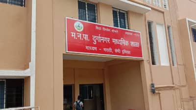 शाळा सुरू होऊन तीन आठवडे झाले तरी २५ शाळांमध्ये शिक्षकचं नाहीत, येथील झेडपी शाळांची दुरावस्था