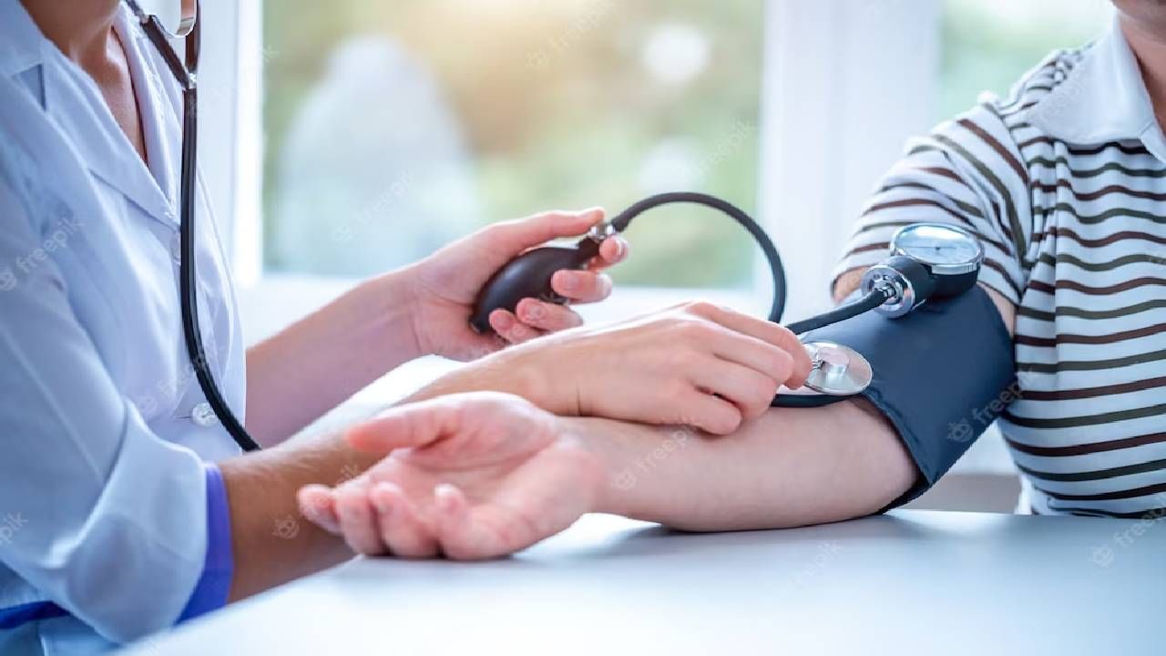 High Blood Pressure :  या सवयींमुळे वाढतो हाय बीपीचा धोका, आजच करा बदल