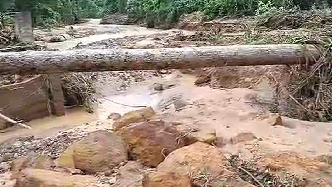 चार दिवसांपासून मुसळधार, आठ रस्ते गेले वाहून, दुरुस्ती केव्हा होणार? चार दिवसांपासून मुसळधार, आठ रस्ते गेले वाहून, दुरुस्ती केव्हा होणार?