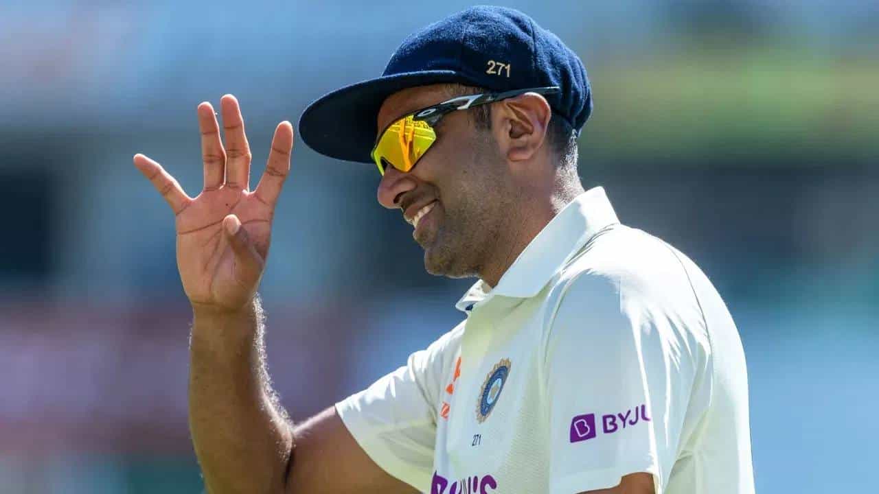 भारत विरुद्ध वेस्ट इंडीज दुसऱ्या कसोटी सामन्यात आर. अश्विनने एकूण 3 बळी घेतले. यासह त्याने अनिल कुंबले आणि हरभजन सिंगला मागे टाकलं आहे. वेस्ट इंडिज विरुद्ध कसोटीत सर्वाधिक गडी बाद करण्याचा विक्रम नोंदवला आहे. आर. अश्विनच्या नावावर 75, तर अनिल कुंबलेच्या नावावर 74 गडी आहेत.