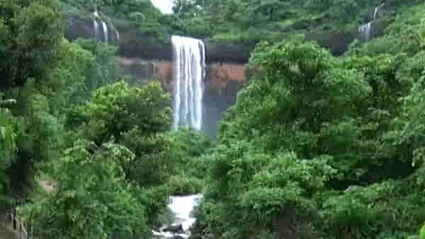 पर्यटकांसाठी महत्वाची बातमी! चिपळूणमधील ‘या’ धबधब्यावर पर्यटकांना बंदी