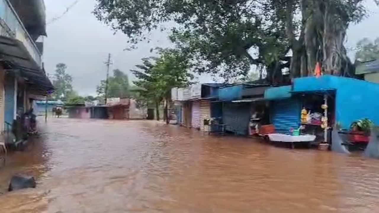 कोल्हापूर : चंदगडच्या ताम्रपर्णी नदीला पूर; कोवाड परीसर भितीने धास्तावला, पूरात पाणी घुसले कोवाड बाजार पेठेत कोल्हापूर : चंदगडच्या ताम्रपर्णी नदीला पूर; कोवाड परीसर भितीने धास्तावला, पूरात पाणी घुसले कोवाड बाजार पेठेत