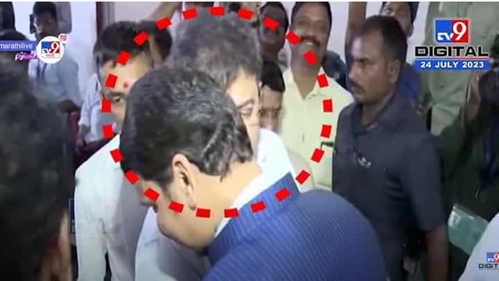 जितेंद्र आव्हाड यांनी देवेंद्र फडणवीस यांच्या कानात असं काय सांगितलं की ते हसले? पाहा व्हिडीओ... जितेंद्र आव्हाड यांनी देवेंद्र फडणवीस यांच्या कानात असं काय सांगितलं की ते हसले? पाहा व्हिडीओ...