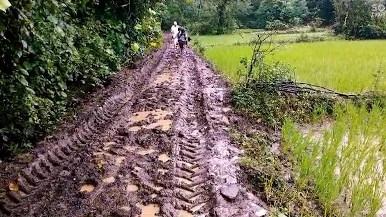 भोईरपाड्यात रस्ता नसल्याने विद्यार्थ्यांची गुडघाभर चिखलातून पायपीट; पण कोण लक्ष देणार?