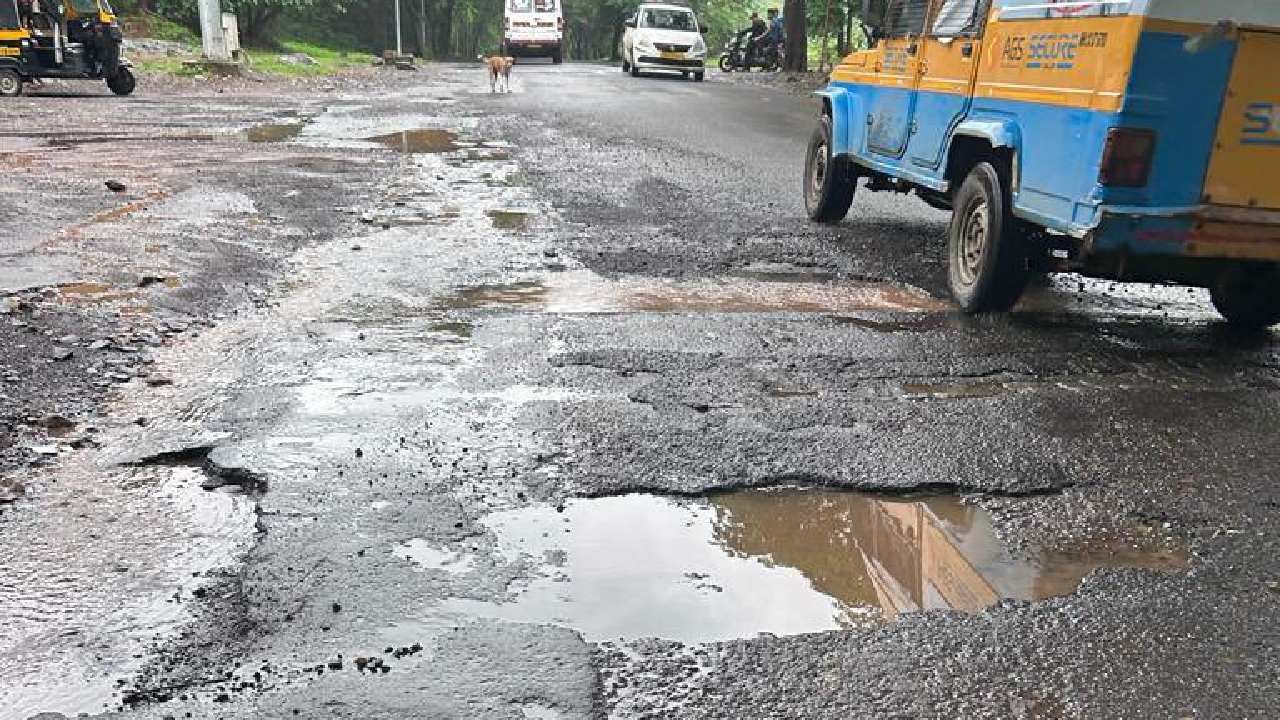 मनसे नेते अमेय खोपकर यांनी या रस्त्याचे फोटो शेअर केले आहेत आणि राजकारण्यांना परखड सवाल केला आहे.