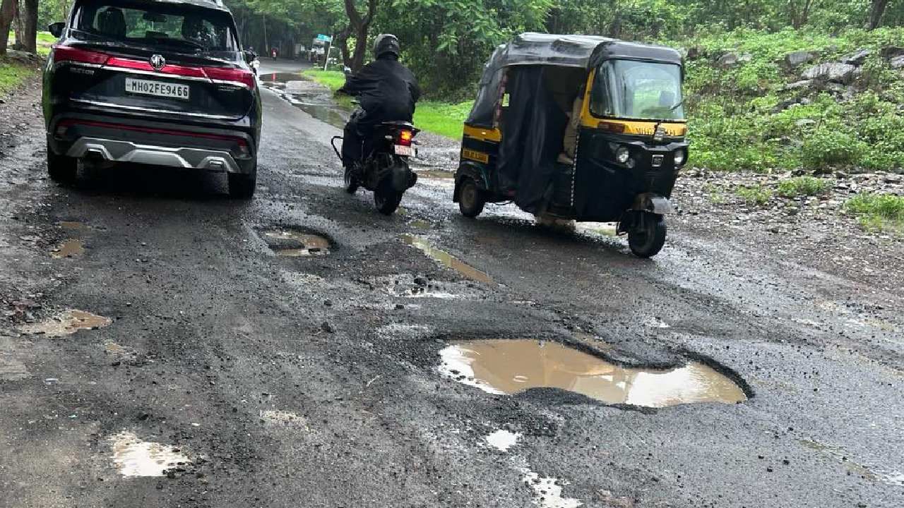 ग्लॅमर दिसलं की हुरळून जाणाऱ्या राजकारण्यांना हे खड्डे दिसत नाहीत का?, असा सवाल अमेय खोपकर यांनी विचारला आहे.