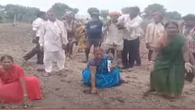 शेती वाहून गेल्याने शेतकऱ्यांचा आक्रोश; “नुकसानभरपाई द्या, नाहीतर…”, दिला सरकारला इशारा!