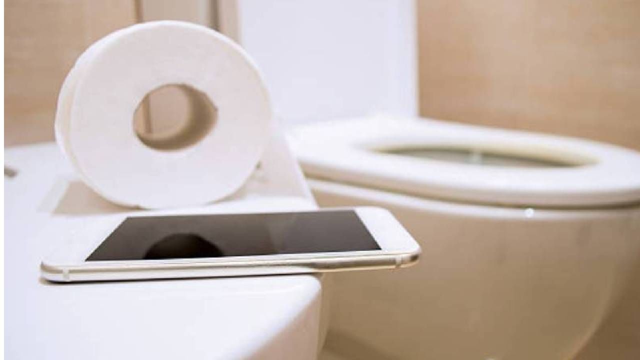टॉयलेट मध्ये फोन घेऊन बसायची आहे सवय? आरोग्यावर होणारे दुष्परिणाम वाचा
