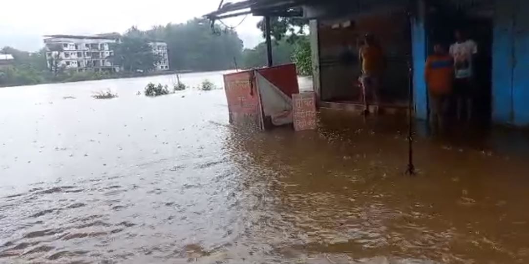 गेल्या चार दिवसांपासून चिपळूण शहरात मुसळधार पावसाचा जोर कायम आहे. या पावसामुळे चिपळूण मधील वाशिष्टी नदीला पूर आला आहे. नदीचे पाणी रस्त्यांवर आले आहे. 